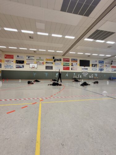 Turnerinnen in Turnhalle