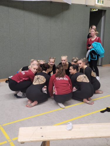 Turnerinnen in Turnhalle