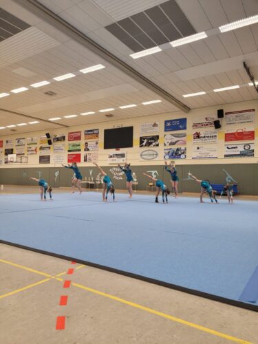 Turnerinnen in Turnhalle