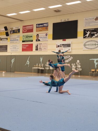 Turnerinnen in Turnhalle