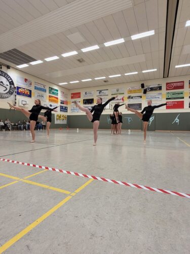 Turnerinnen in Turnhalle