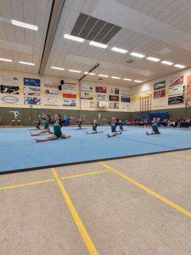 Turnerinnen in Turnhalle