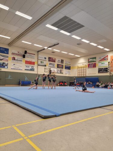 Turnerinnen in Turnhalle