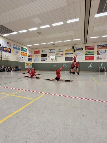 Turnerinnen in Turnhalle