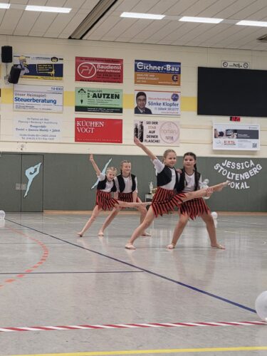 Turnerinnen in Turnhalle