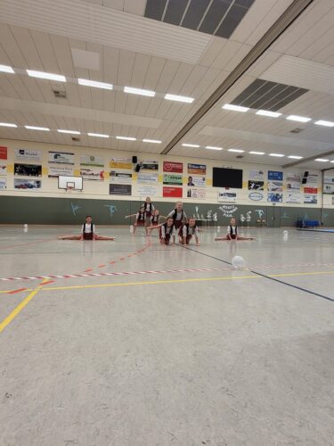Turnerinnen in Turnhalle