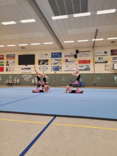 Turnerinnen in Turnhalle