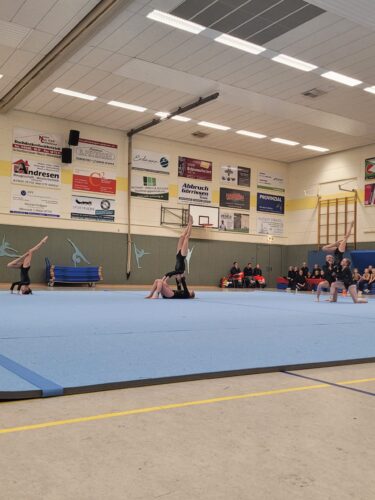 Turnerinnen in Turnhalle