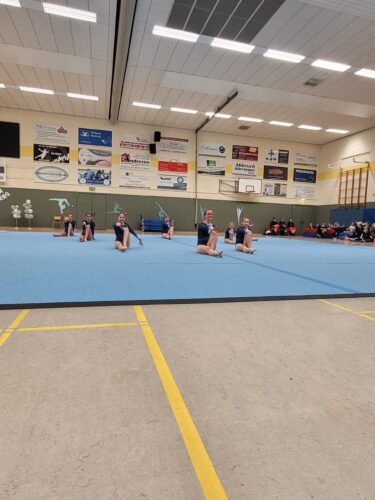 Turnerinnen in Turnhalle