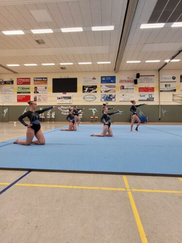 Turnerinnen in Turnhalle