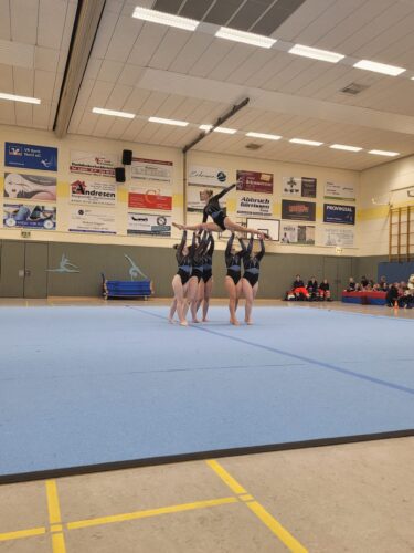 Turnerinnen in Turnhalle