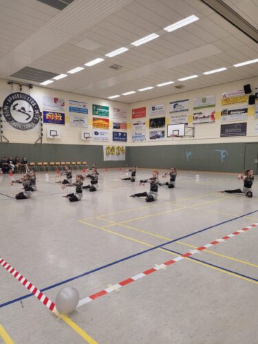 Turnerinnen in Turnhalle