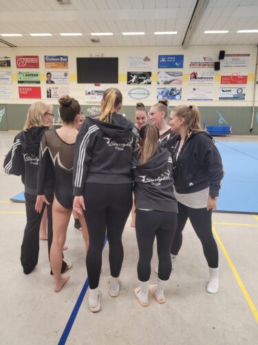 Turnerinnen in Turnhalle