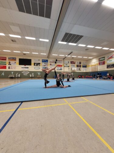 Turnerinnen in Turnhalle