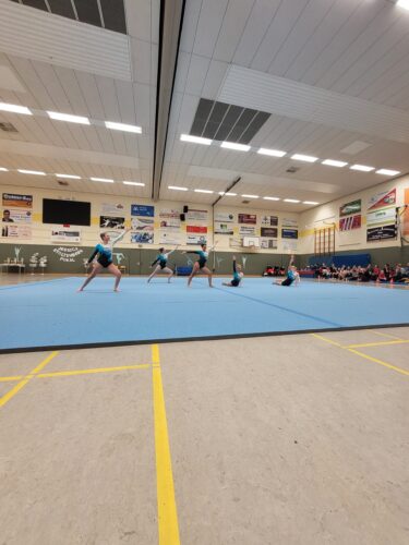 Turnerinnen in Turnhalle