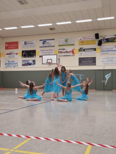 Turnerinnen in Turnhalle