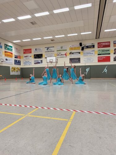Turnerinnen in Turnhalle