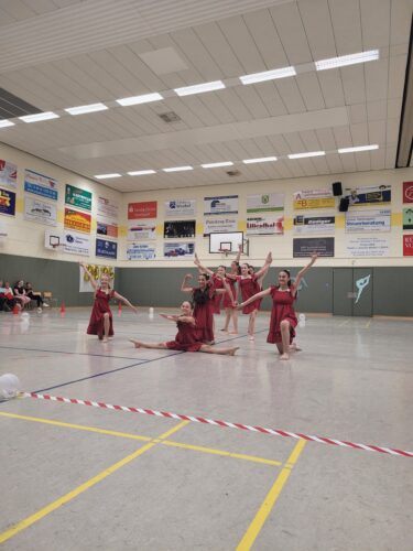 Turnerinnen in Turnhalle