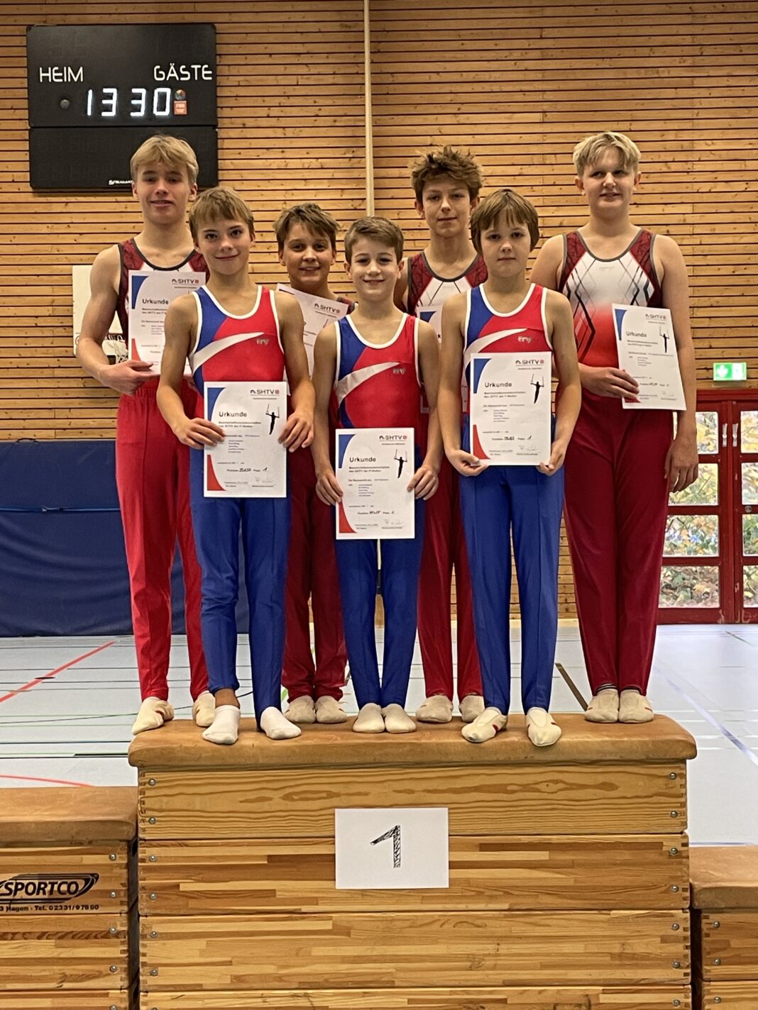 IMG_4467 Turner auf einem Kasten in der Sporthalle