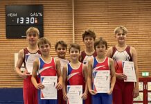 Starke Teams bei den Landesmannschaftsmeisterschaften der P-Stufen Turner Turner auf einem Kasten in der Sporthalle