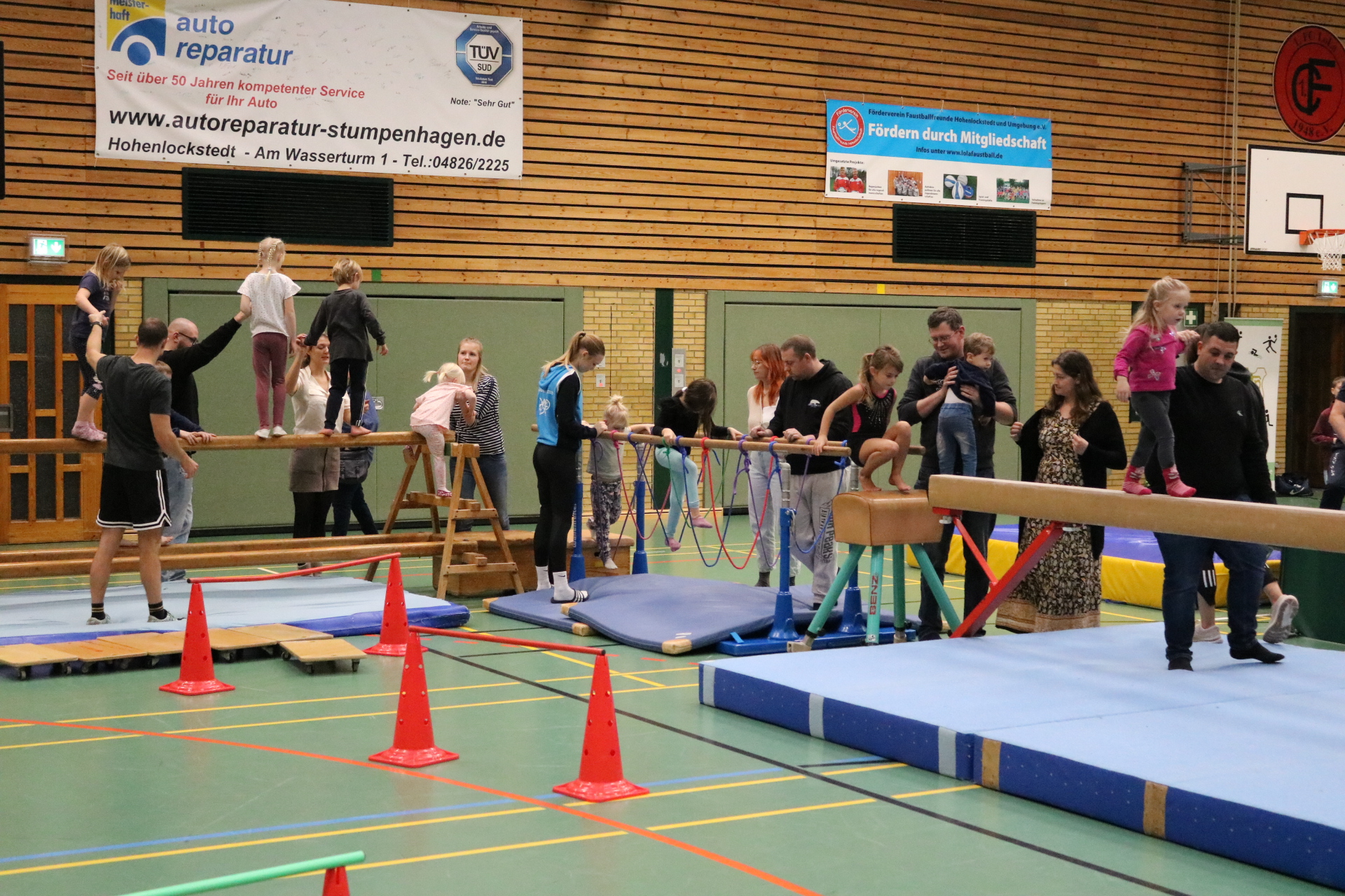 Geräteaufbauten beim Adventsturnen des TSV Lola