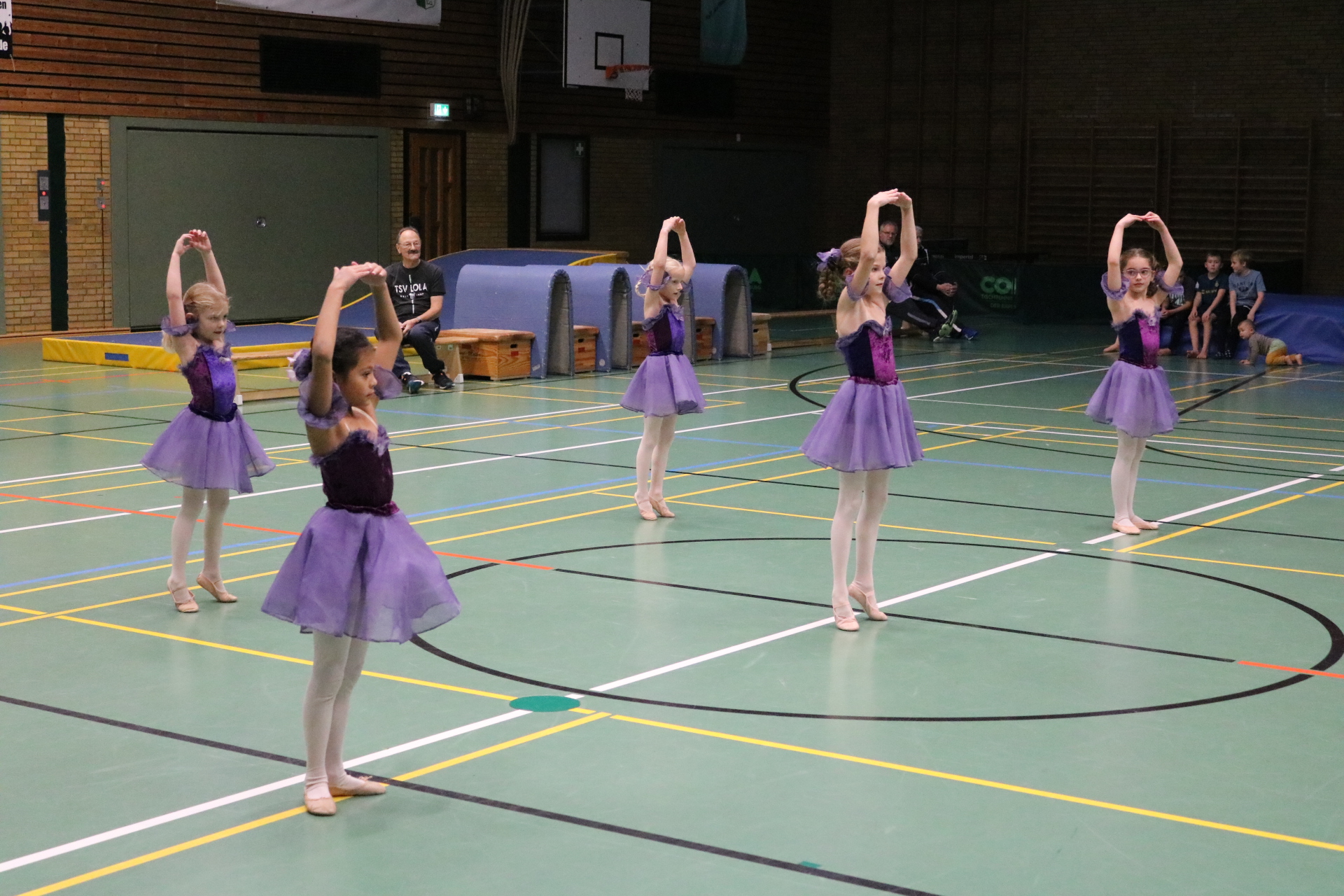 Vorführung beim Adventsturnen des TSV Lola