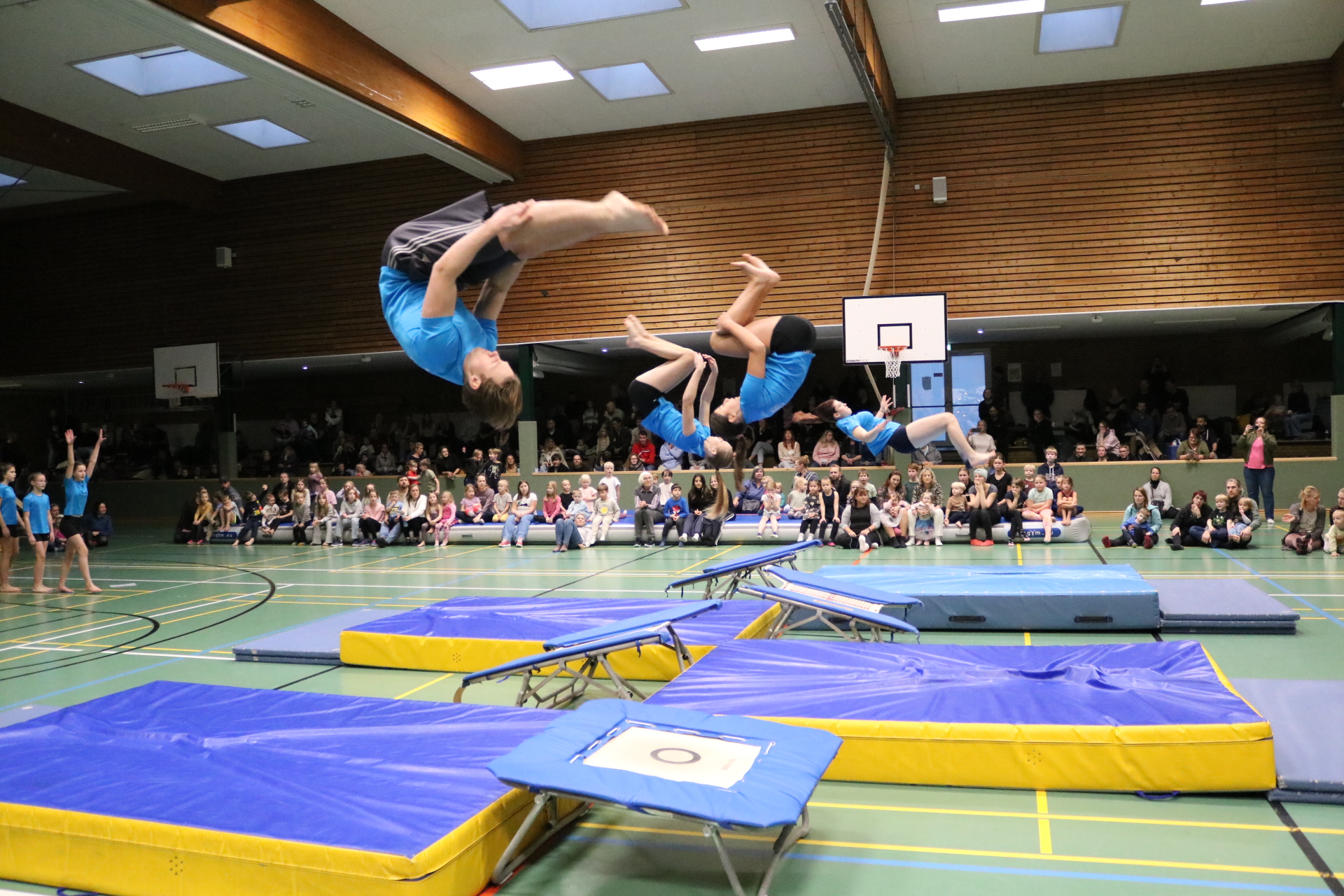 Synchrone Trampolinsprünge 