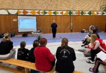 Trainerinnen in einer Sporthalle