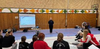 Trainerinnen in einer Sporthalle