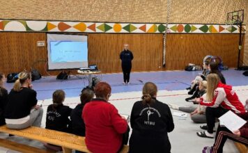 Trainerinnen in einer Sporthalle