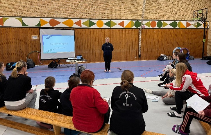 Trainerfortbildung 1 Trainerinnen in einer Sporthalle