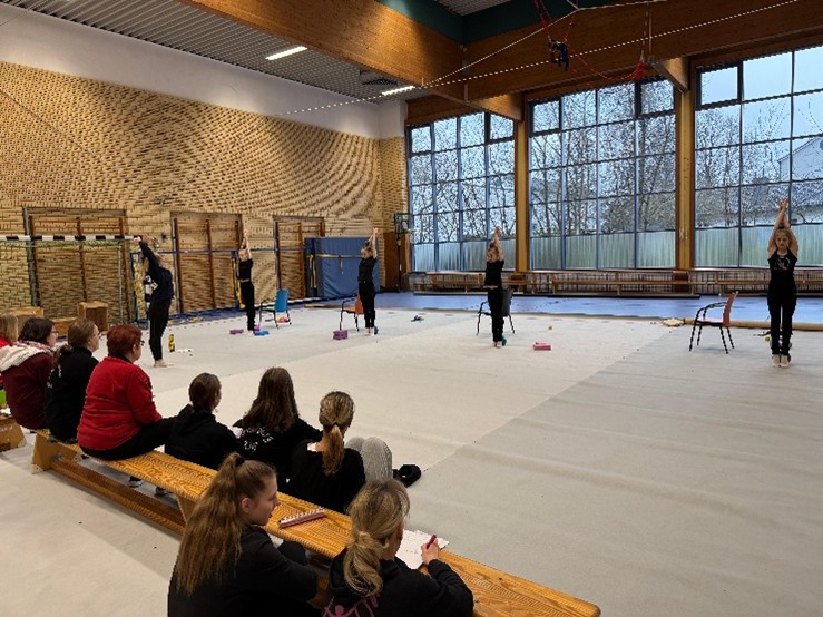 Trainerinnen in einer Sporthalle