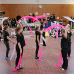 Darbietung mit Tüchern als Gerät