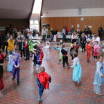 Kinder mit einigen Eltern auf der Tanzfläche