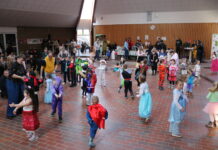 Kinder mit einigen Eltern auf der Tanzfläche