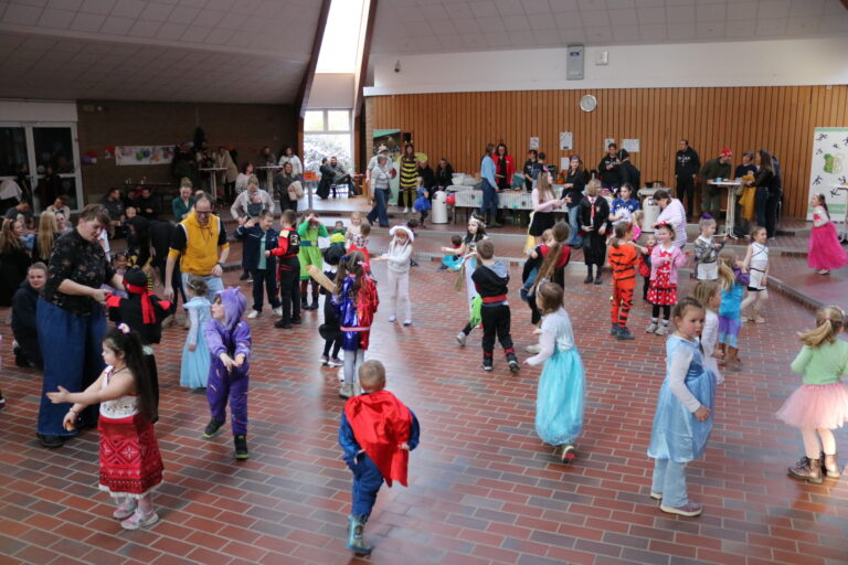 Viele buntkostümierte Kinder beim Fasching des TSV LOLA