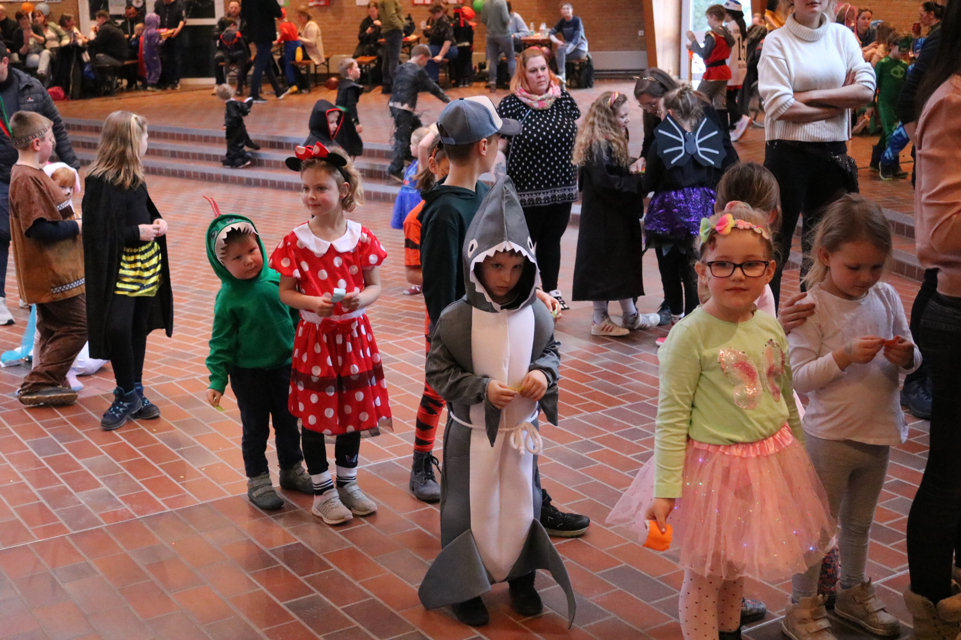 Kostümvielfalt beim Kinderfasching