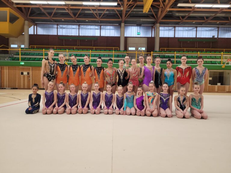 Turnerinnen in Sporthalle