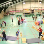 Turnhalle mit verschiedenen Stationen von oben