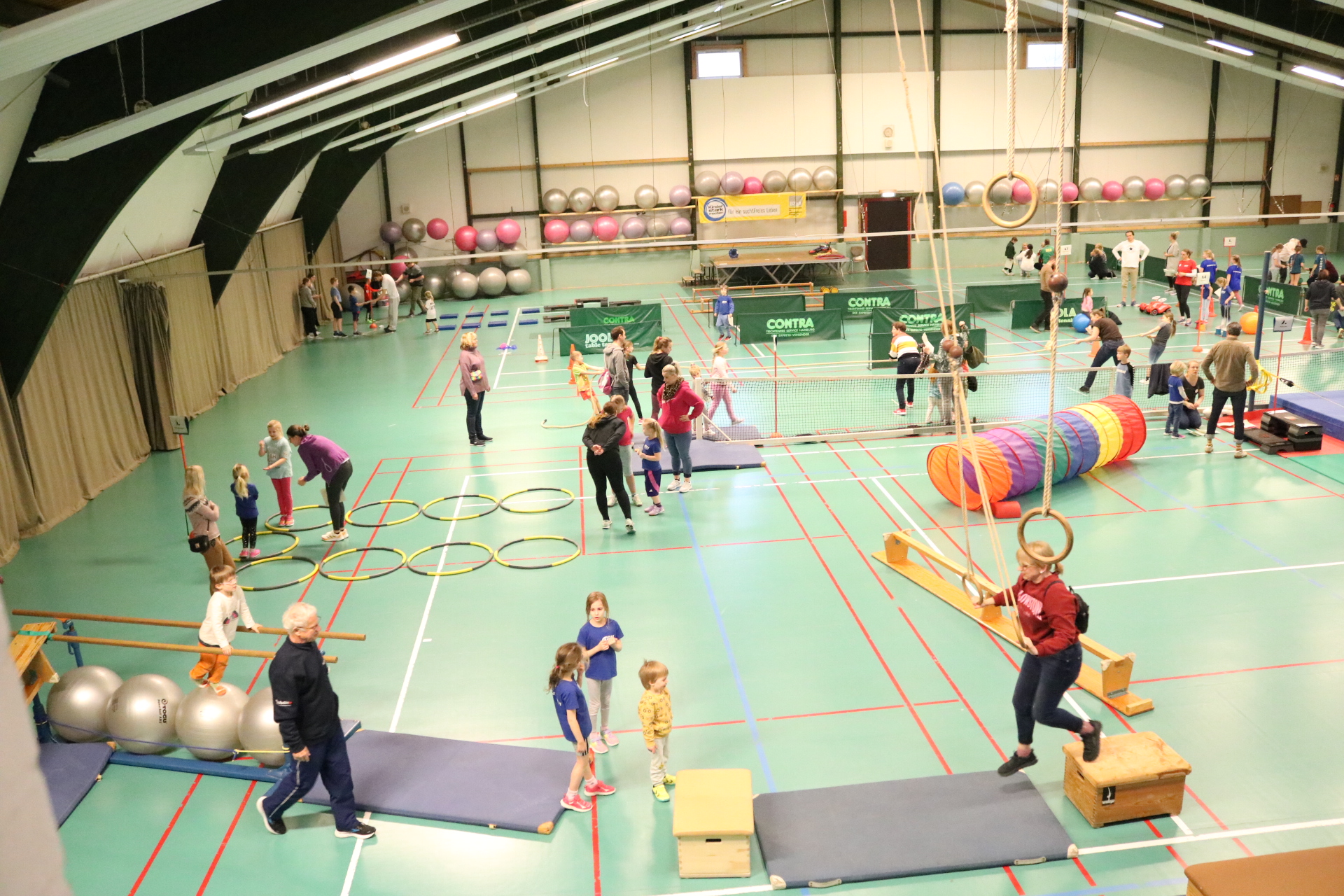 Turnhalle mit verschiedenen Stationen von oben