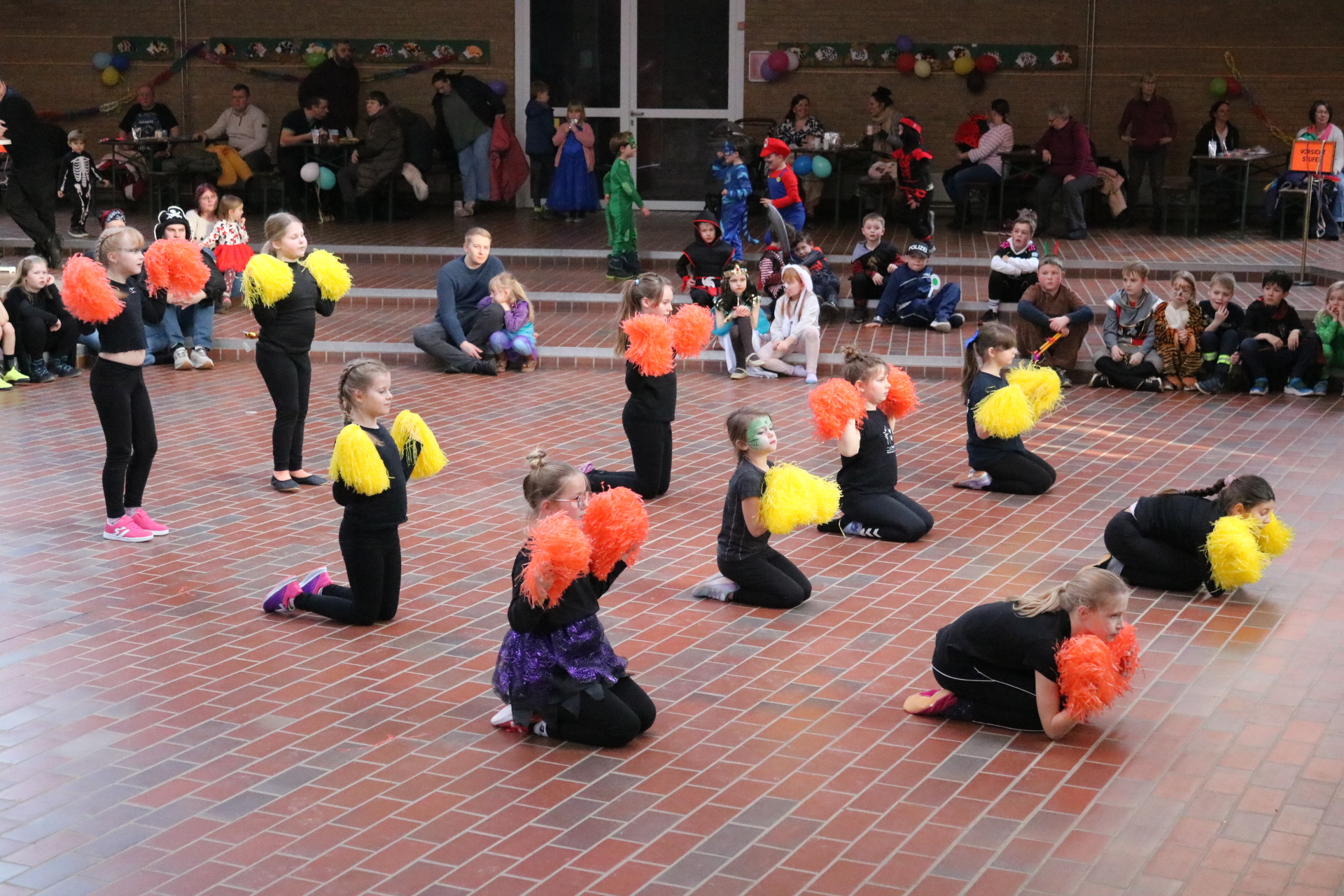 Vorfürhung beim Kinderfasching