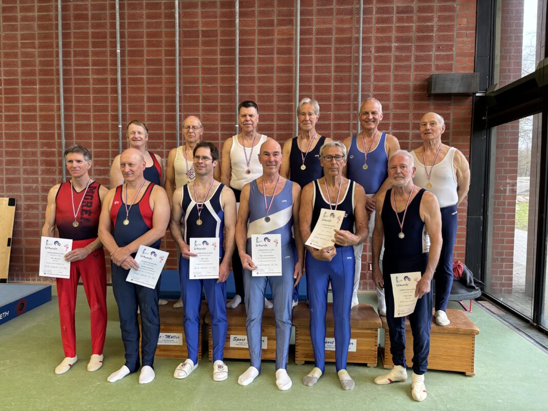 Seniorenturner in Turnhalle