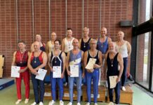 Seniorenturner in Turnhalle