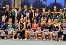 Seniorenturnerinnen in Turnhalle