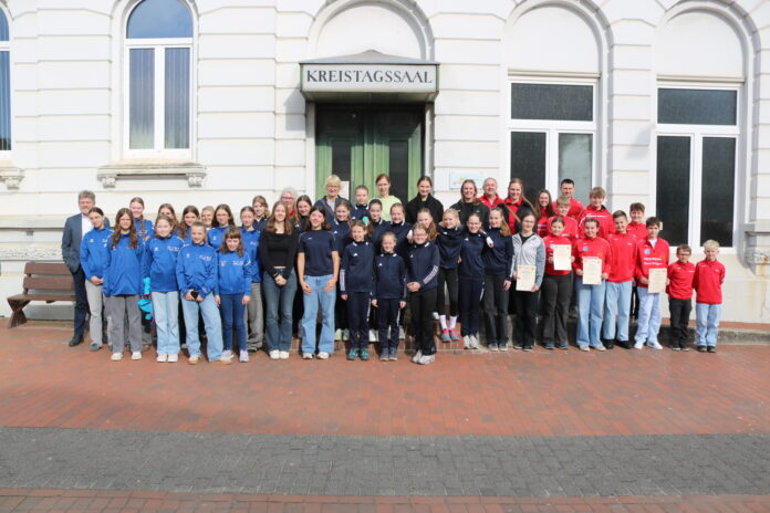 Alle Geehrten vor dem Kreistagssaal Alle Geehrten vor dem Kreistagssaal
