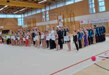 Turnerinnen in Sporthalle