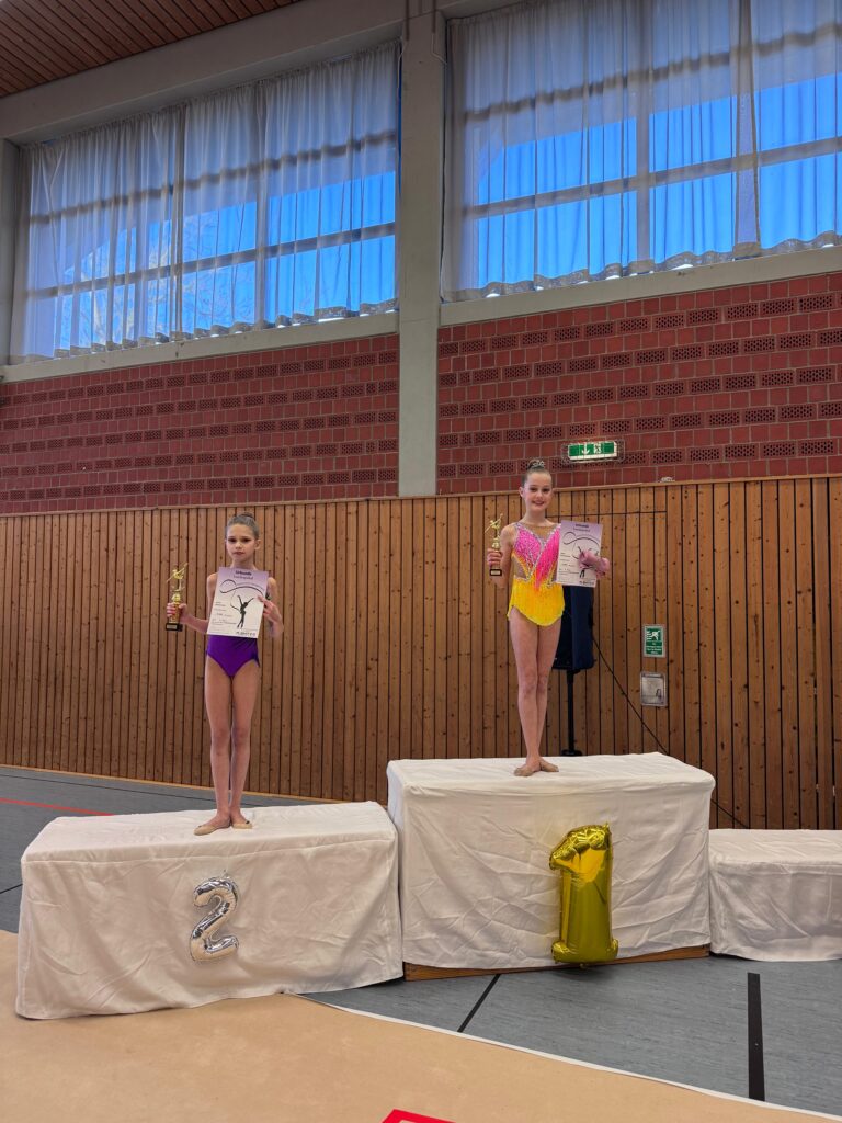 Turnerinnen auf Podest