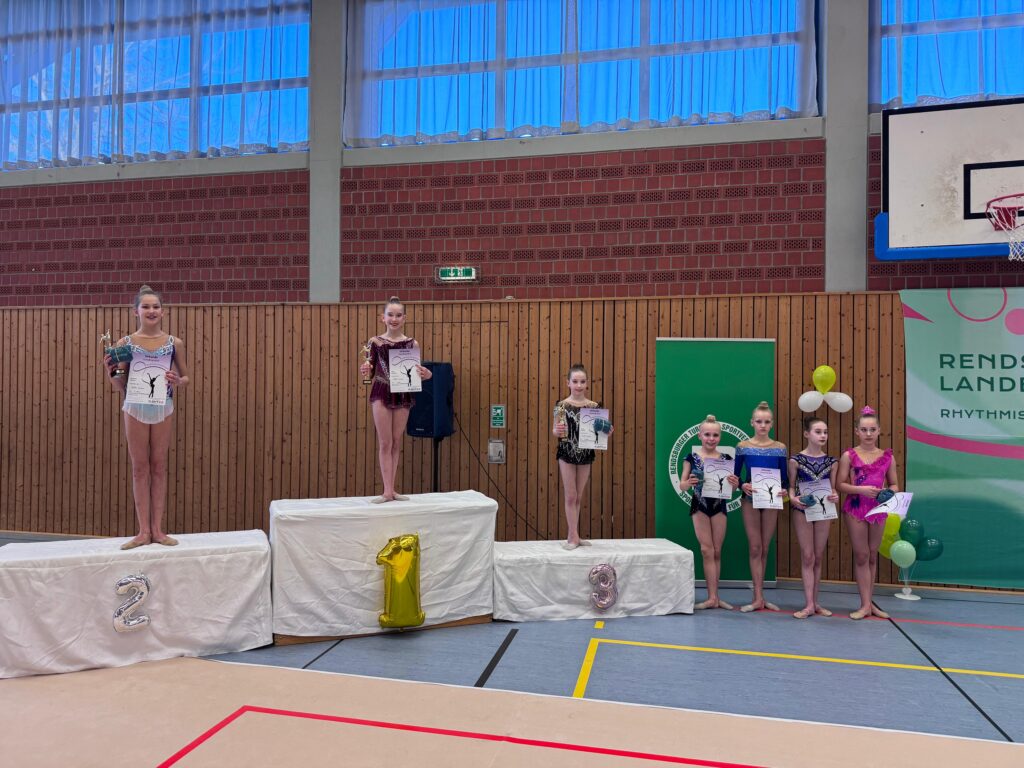 Turnerinnen auf Podest