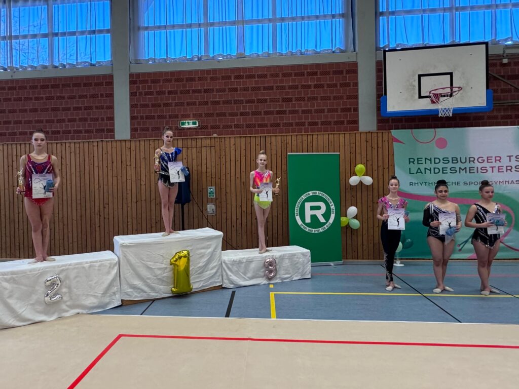 Turnerinnen auf Podest