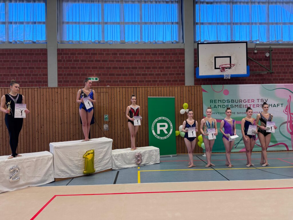 Turnerinnen auf Podest